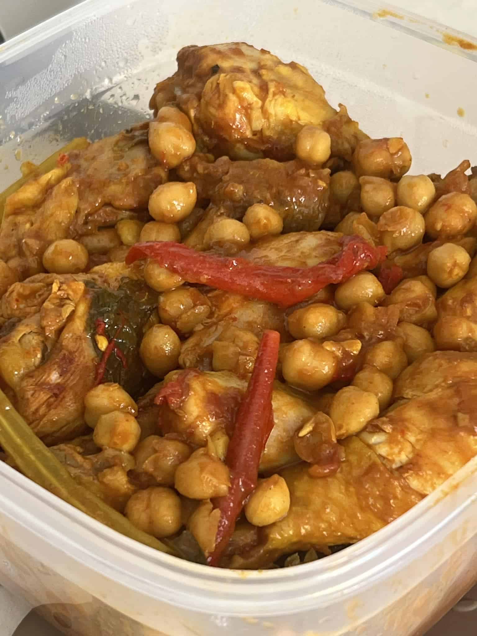 תבשיל שוקי עוף עם חומוס פיקנטי