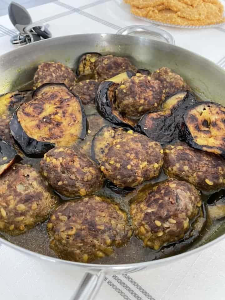 קציצות בשר עם בורגול ברוטב חצילים