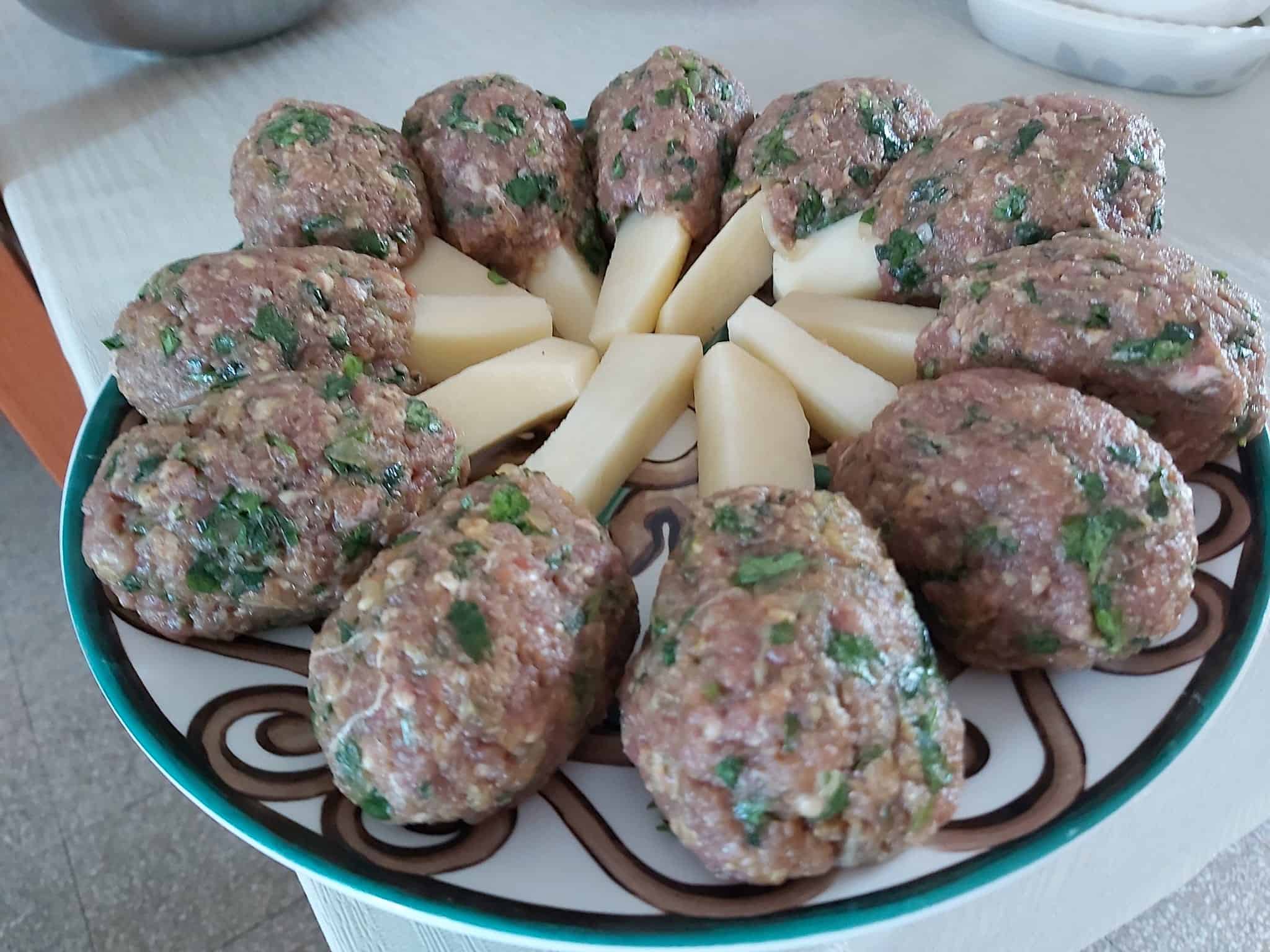 קבבוני בשר על מקל תפוח אדמה עם פטריות