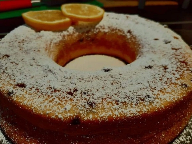 עוגת תפוזים ליד הקפה