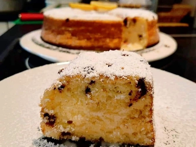 עוגת תפוזים ליד הקפה