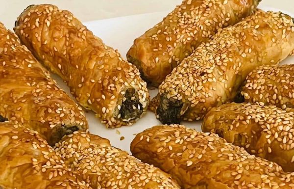 גלילי פילו במילוי תרד ובצל בציפוי שומשום